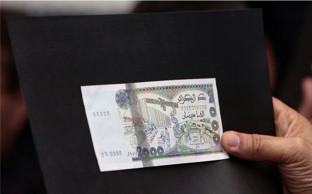 Les chiffres officiels révélés en février 2023 montrent depuis mars 2020, date à laquelle la finance islamique, jusque-là réservée aux banques étrangères, est devenue accessible aux banques publiques algériennes, un réel engouement pour ce type de produits bancaires (AFP/Farouk Batiche)