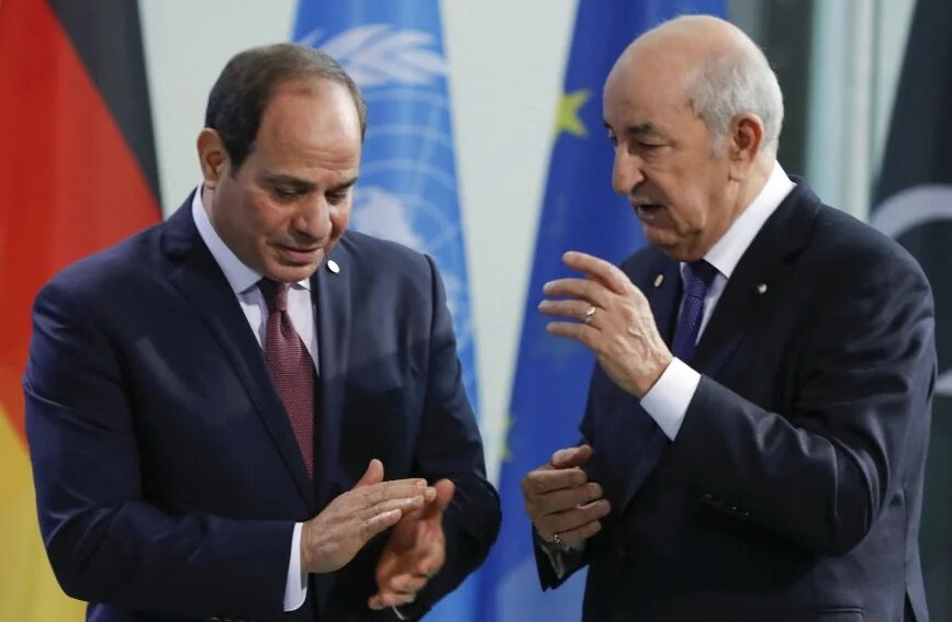 Les présidents algérien et égyptien se sont accordés lundi à se rencontrer prochainement (AFP)