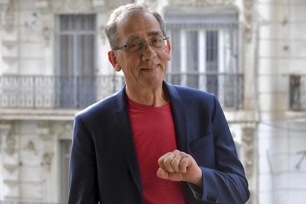 Pierre Audin a assisté en juin 2022 à l’inauguration du buste de son père, place Audin à Alger, à la veille de la commémoration du 65e anniversaire de sa disparition, et a obtenu son passeport algérien (AFP/Ryad Kramdi)
