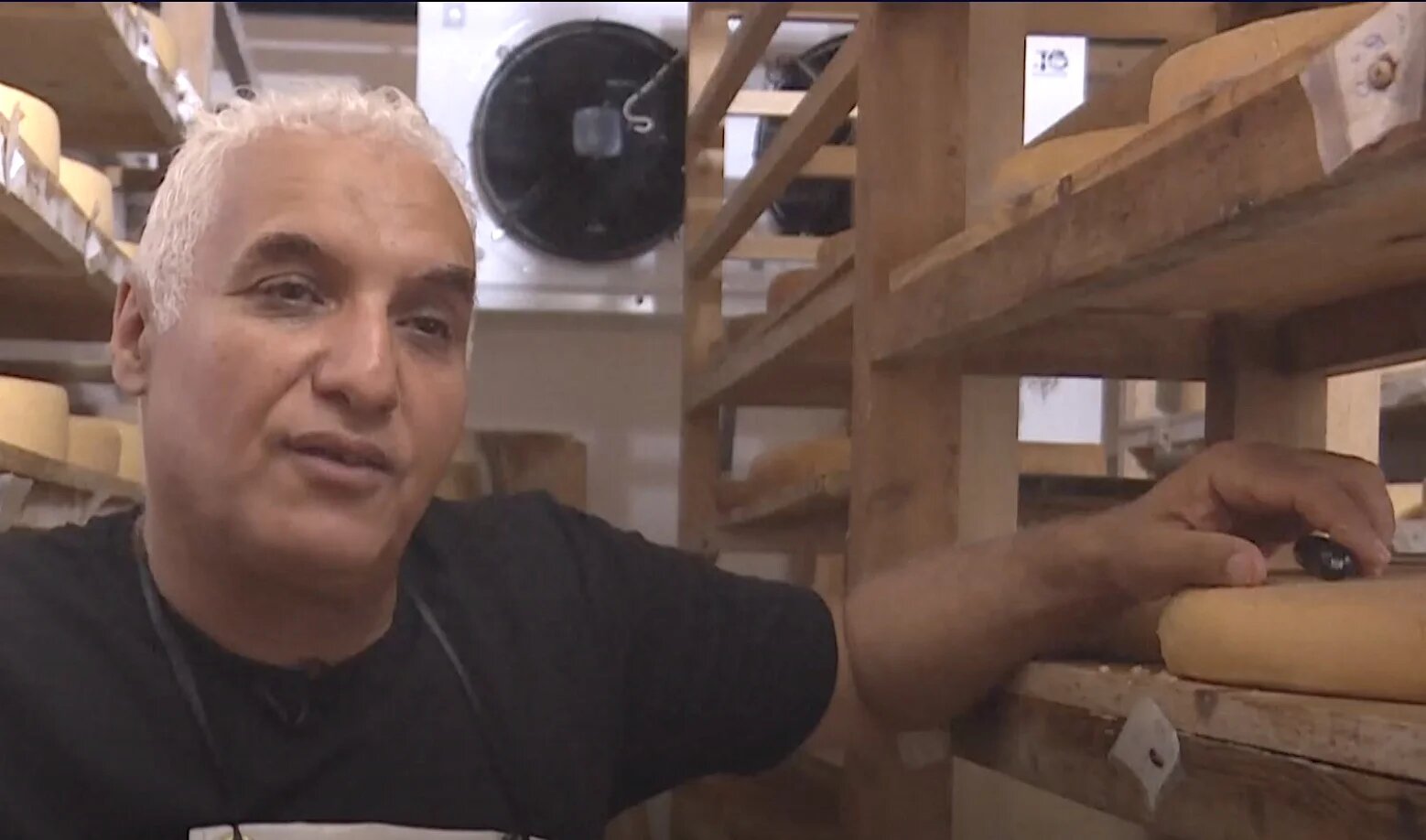 « Notre fromage est produit à base de lait de vache cru, sans aucun additif alimentaire. Il n’est pas traité. Nous utilisons des ferments lactiques naturels », précise le fromager (capture d’écran)