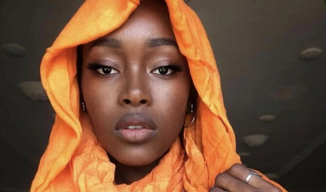 L’influenceuse et artiste algérienne Baraka Merzaia précise que les auteurs d’insultes racistes couvrent tous les pans de la société : jeunes et vieux, hommes et femmes, gens cultivés ou pas (Instagram)