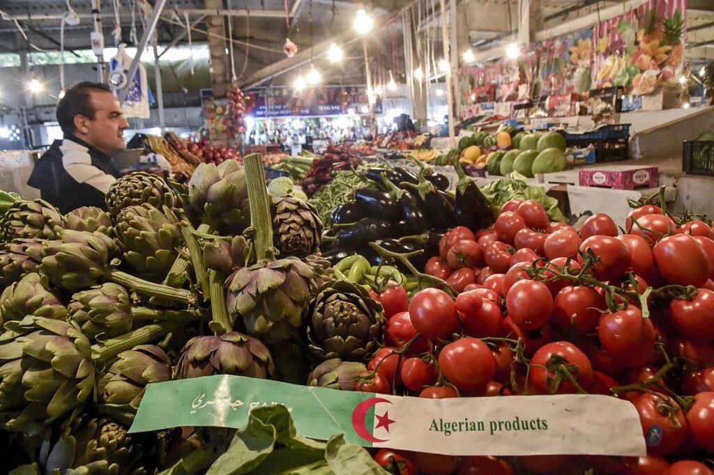 Dans certains marchés d’Alger, la tomate s’achète à 150 dinars (0,77 euro) le kilo. Il y a cinq ans, elle se trouvait encore à 50 dinars (AFP/Ryad Kramdi)