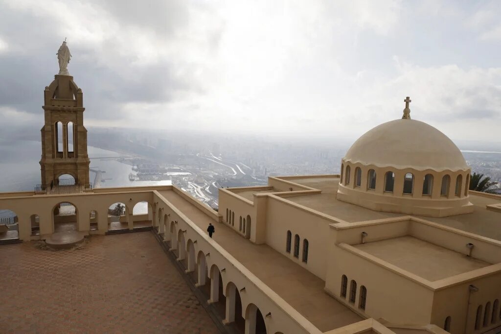 D’une hauteur de 42 mètres, la statue sera plus haute que le fort et la chapelle de Santa-Cruz (AFP/Ludovic Marin)