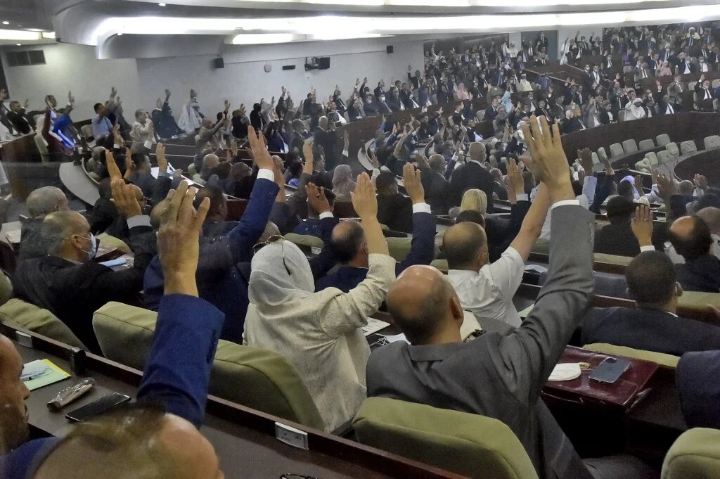 Les partis politiques perçoivent, en théorie, une somme de 400 000 dinars (environs 2 000 euros) annuellement pour chacun de leurs parlementaires (AFP)