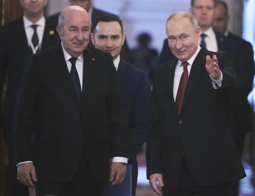 Le président russe Vladimir Poutine accueille son homologue algérien Abdelmadjid Tebboune, le 15 juin à Moscou (AFP/Mikhail Metzel)