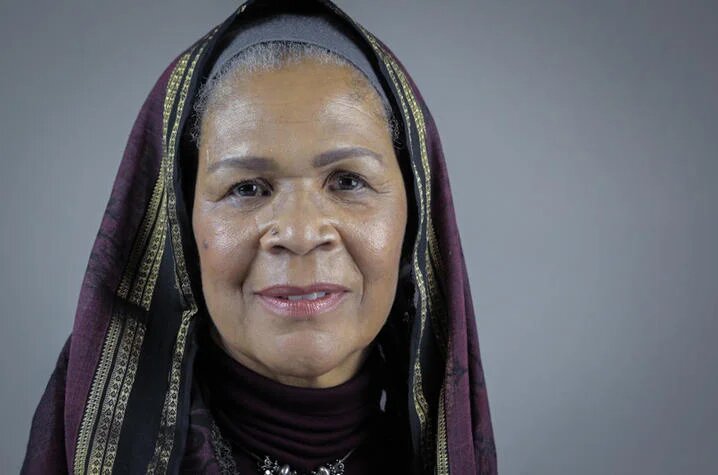 « Je porte le foulard quand je veux et je l’enlève quand je veux. Chaque femme devrait pouvoir choisir. Lorsque l’État choisit pour une femme, il fait de cette dernière un enfant qui doit se voir dicter ce qu’il met sur son corps » - Amina Wadud (University of Kentucky)