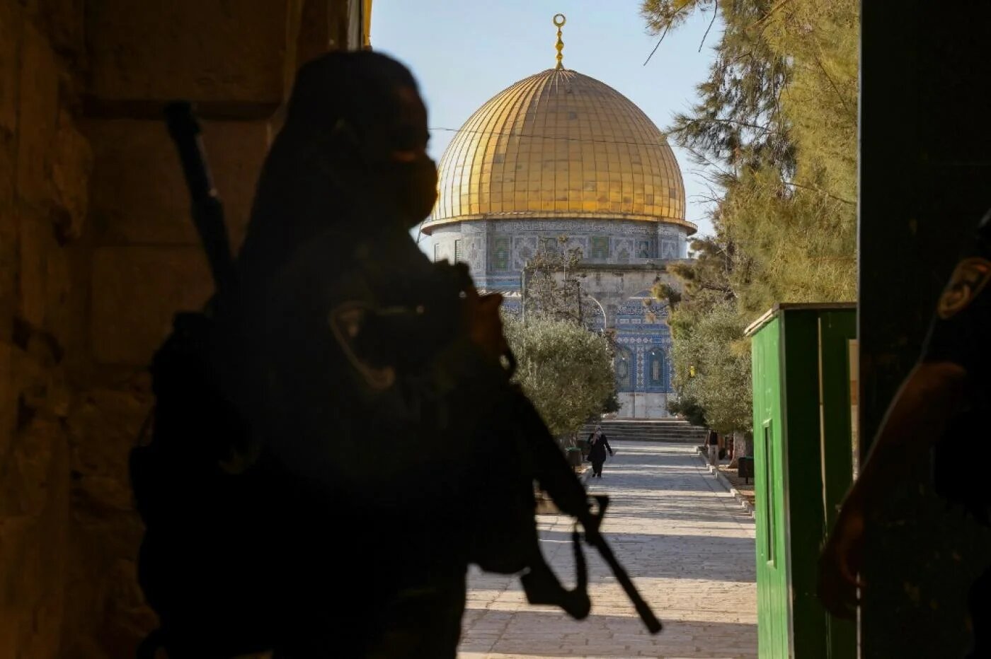 Un policier israélien garde l’entrée du complexe d’al-Aqsa à Jérusalem, le 18 octobre (AFP)