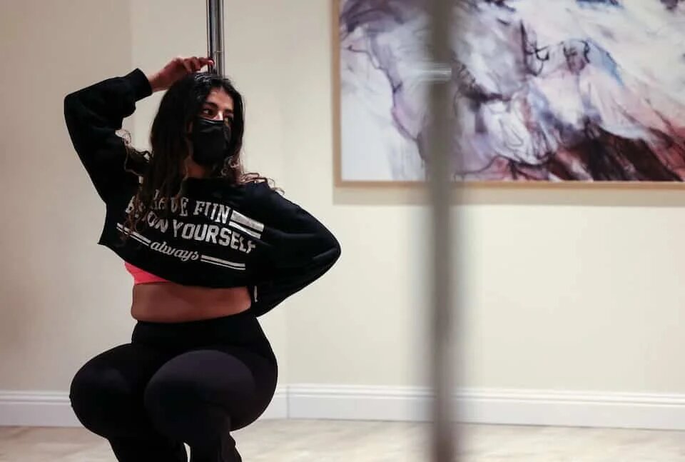 La professeure de yoga Nada s’entraîne à la pole dance dans un gymnase dans la capitale Riyad, le 1er octobre 2022 (AFP/Fayez Nureldine)