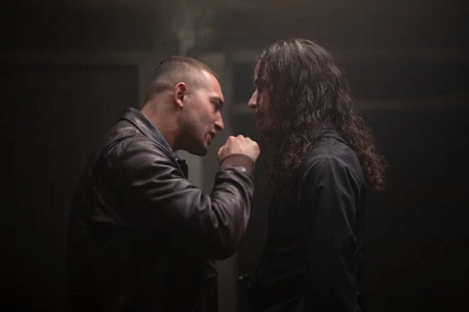 Les comédiens Dali Benssalah et Sami Slimane jouent deux frères détruits pas la mort de leur cadet (Netflix)