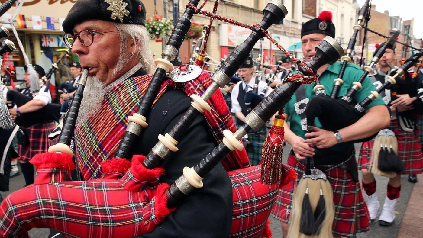 Des musiciens jouent de la cornemuse lors d’une cérémonie marquant la bataille de la Somme pendant la Première Guerre mondiale (AFP)