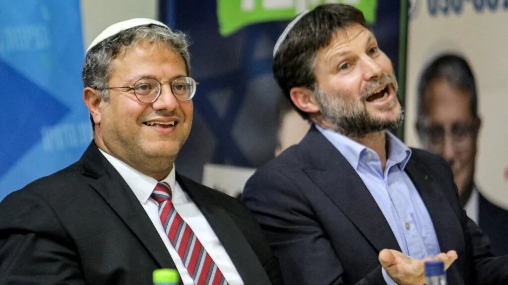 Les politiciens d’extrême droite Itamar Ben-Gvir et Bezalel Smotrich assistent à un meeting avec leurs partisans dans la ville israélienne de Sderot, le 26 octobre 2022 (AFP)