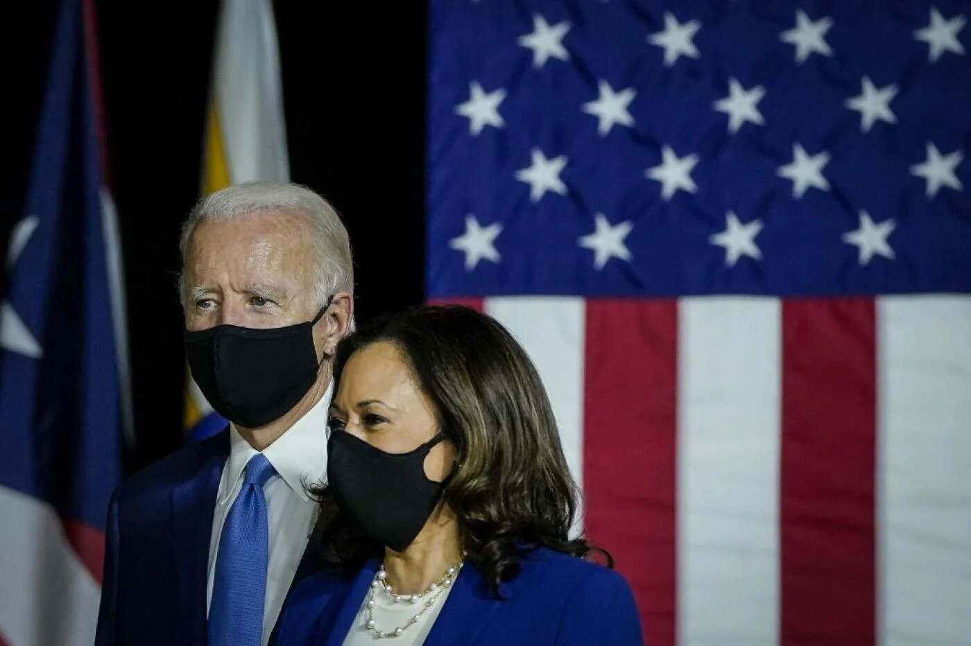Le candidat démocrate à la présidentielle Joe Biden et sa colistière, la sénatrice Kamala Harris, arrivent dans une école du Delaware pour prononcer un discours, le 12 août (AFP)