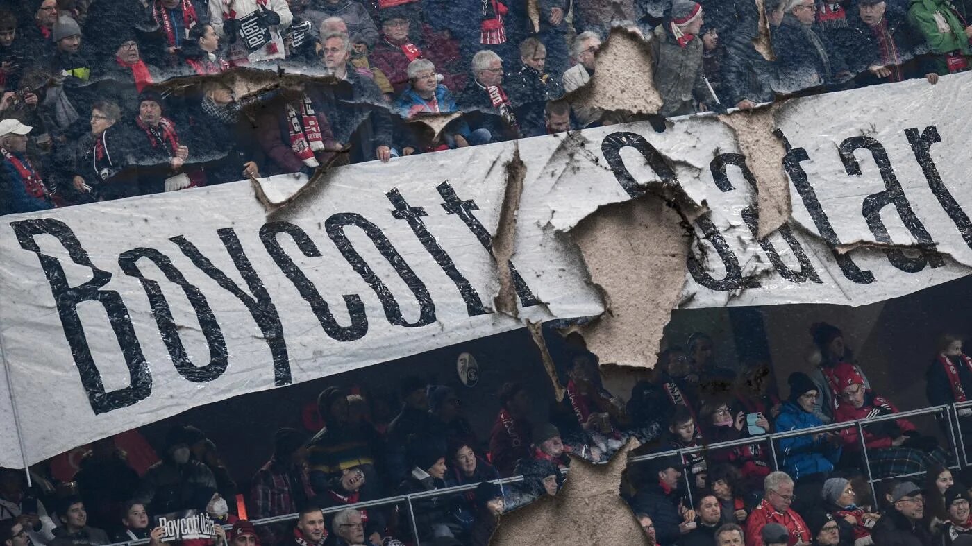 La plupart des gens en Europe et en Amérique en savent peu sur la population, l’histoire, le système politique et la culture du Qatar, excepté ce qu’ils ont vu de la couverture de la Coupe du monde (illustration : MEE Creative)