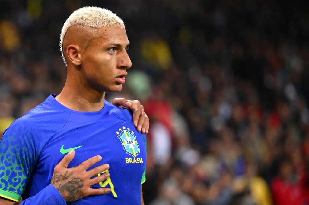 L’attaquant brésilien Richarlison félicité par ses coéquipiers après le deuxième but marqué lors du match de football amical entre le Brésil et la Tunisie au Parc des Princes à Paris le 27 septembre 2022 (AFP/Anne-Christine Poujoulat)