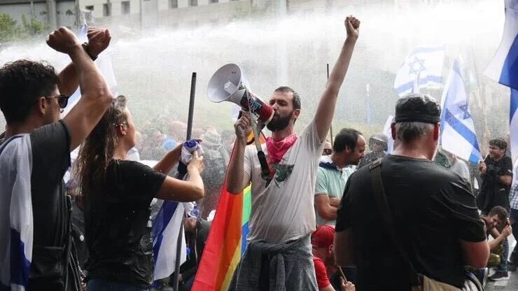 Protesters faced water canons at the hand of the police as thousands marched against the judicial reforms (MEE/Oren Ziv)