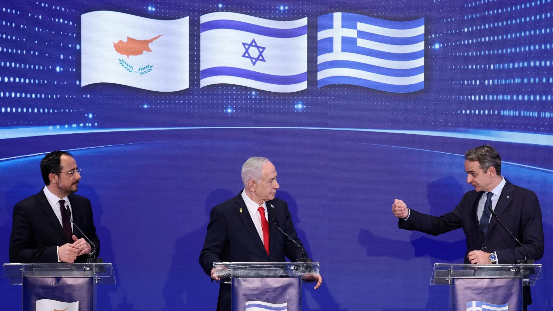 Israeli Prime Minister Benjamin Netanyahu (centre), Cyprus President Nikos Christodoulides (left) and Greek Prime Minister Kyriakos Mitsotakis in Jerusalem, 22 December 2025 (Abir Sultan/Reuters)