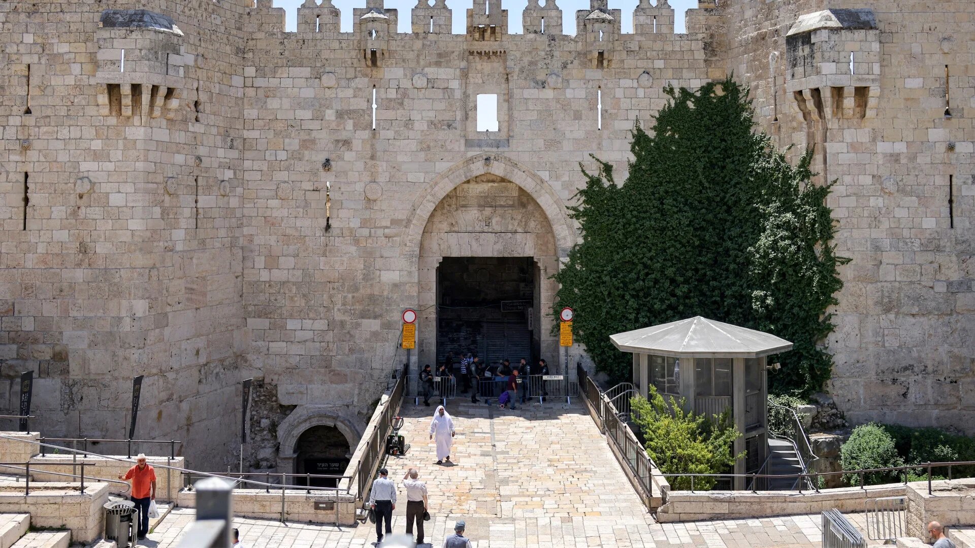 Israeli security forces stand outside the empty Damascus Gate of the old city walls of Jerusalem on 13 June 2025 (AFP/Ahmad Gharabli)