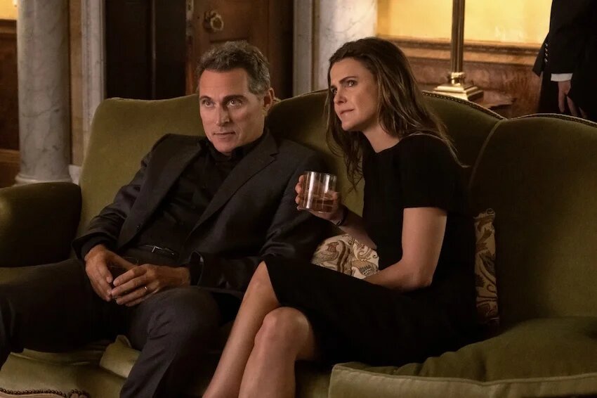 Kate Wyler (interprétée par Keri Russell) et son mari Hal Wyler (Rufus Sewell) jouent un couple sur le point de divorcer, lorsqu’une attaque contre un navire de guerre britannique dans le Golfe coïncide avec un scandale politique à la Maison-Blanche (Netflix)
