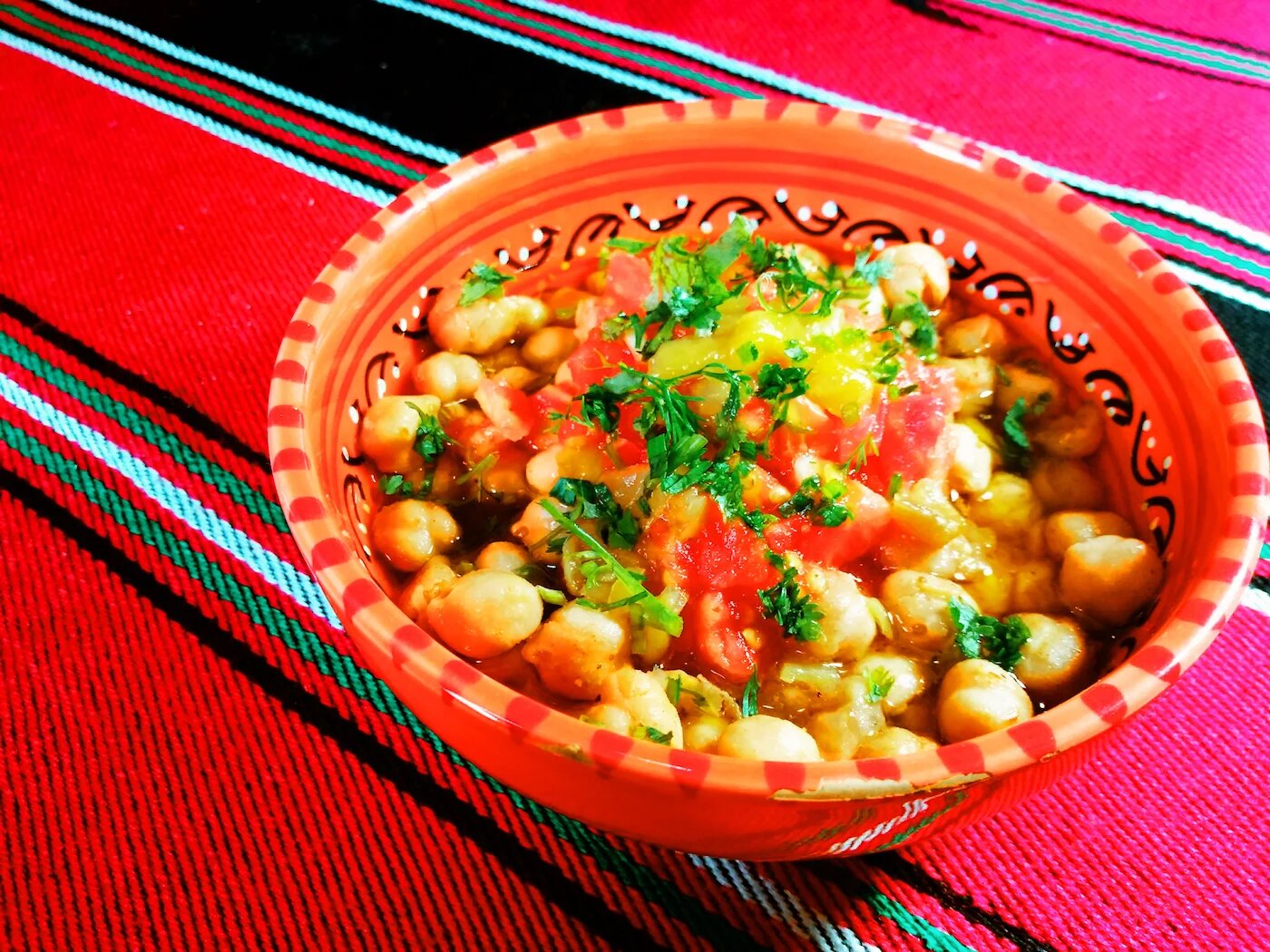 Ce met peut-être servi chaud, tiède ou froid, avec plus d’huile d’olive et plus de harissa pour les personnes qui aiment les plats relevés et piquants (MEE/Mourad Beghoura)