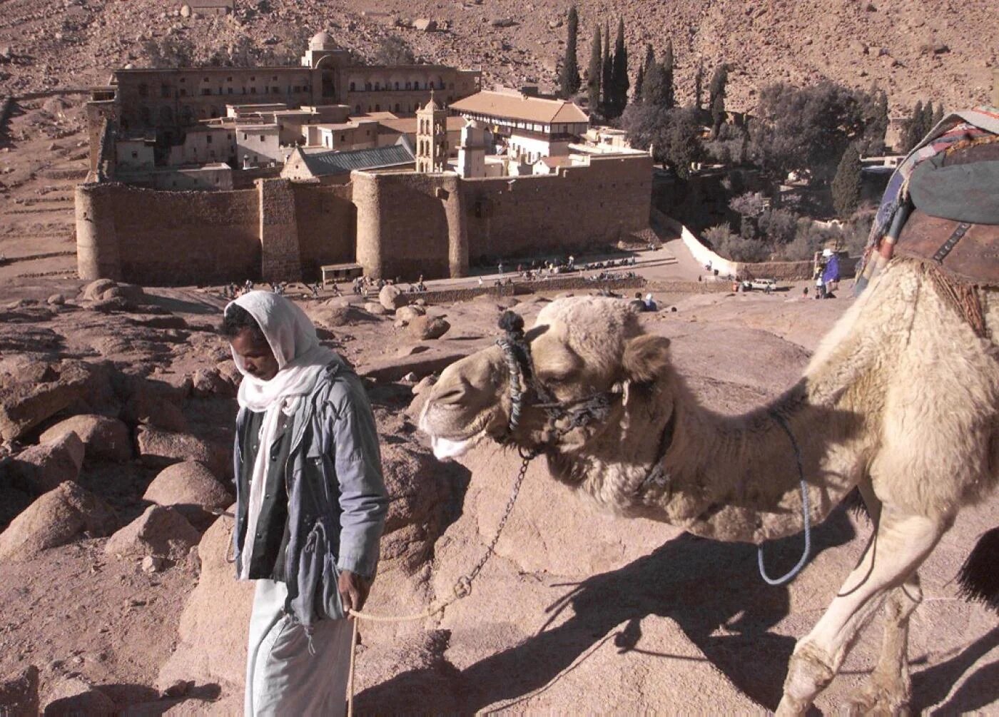 Un bédouin égyptien passe avec son chameau devant le monastère de Sainte-Catherine dans le Sinaï, environ 400 km au sud-est du Caire (AFP)
