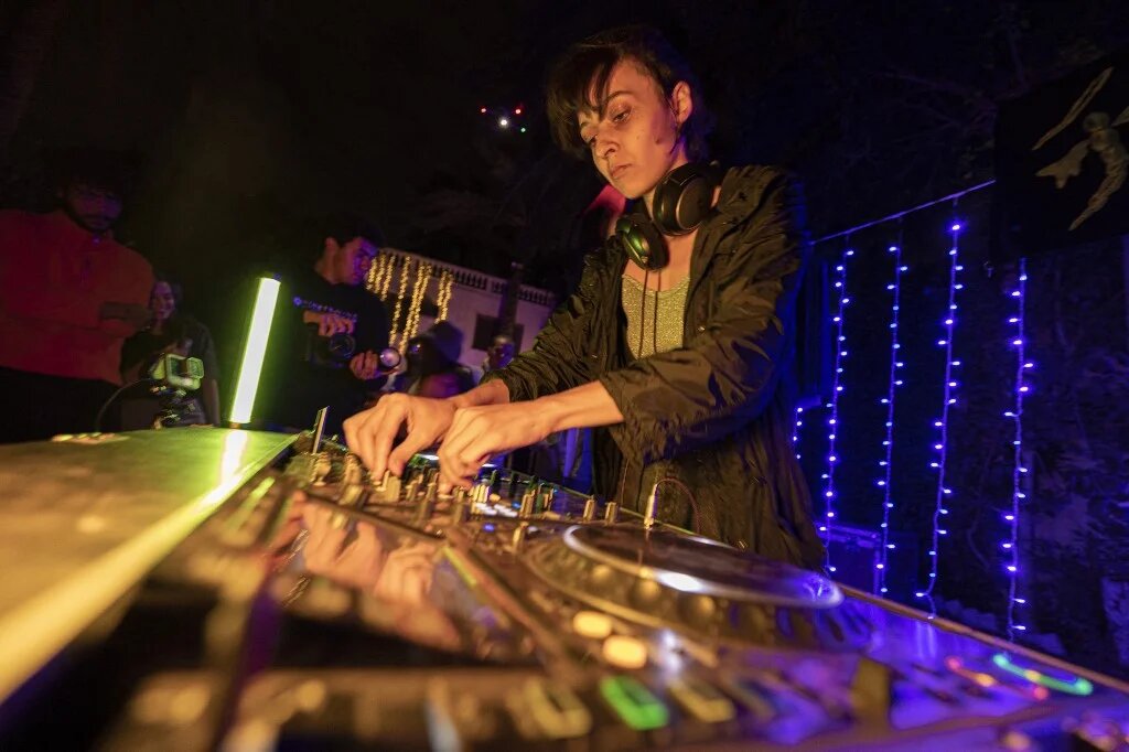 La DJ égyptienne A7ba-L-Jelly joue de la musique lors d’un concert à Gizeh le 4 novembre 2022 (AFP/Khaled Desouki) 