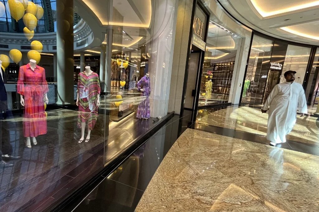 Vitrine de la boutique Carolina Herrera dans le Mall of the Emirates à Dubaï, où s’exposent les collections spéciales Ramadan, le 12 avril 2023 (AFP/Giuseppe Cacace)