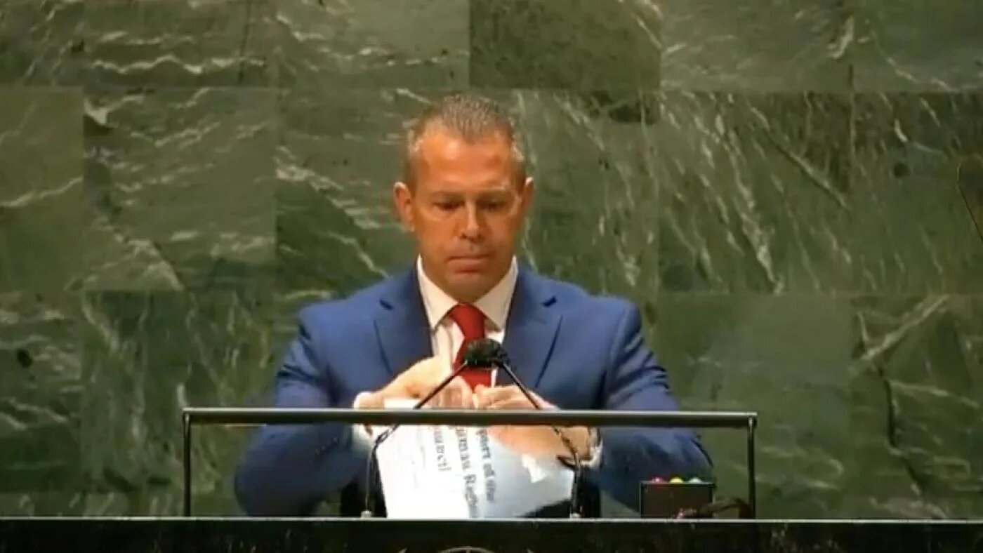 Gilad Erdan, ambassadeur d’Israël auprès des Nations unies, déchire un rapport du Conseil des droits de l’homme de l’ONU, le 29 octobre 2021 (Twitter/@giladerdan1)