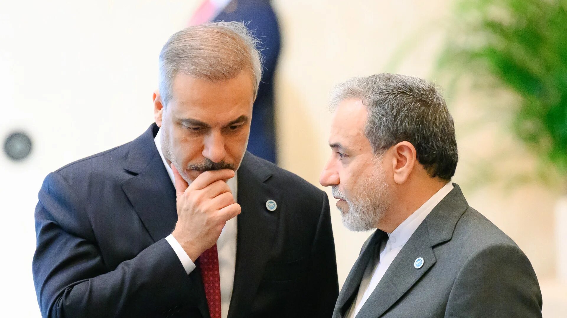 Iranian Foreign Minister Abbas Araghchi (right) speaks with Turkey’s Foreign Minister Hakan Fidan (left) in Istanbul on 21 June 2025 (Yasin Akgul/AFP)