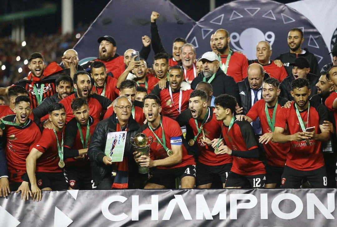 Près d’un demi-siècle (47 ans) après l’historique triplé du Mouloudia d’Alger (vainqueur de la Coupe des clubs champions africains, de la Coupe et du championnat d’Algérie), l’USM Alger a réussi à accrocher cette fameuse étoile africaine sur son maillot samedi 3 juin (CAF)