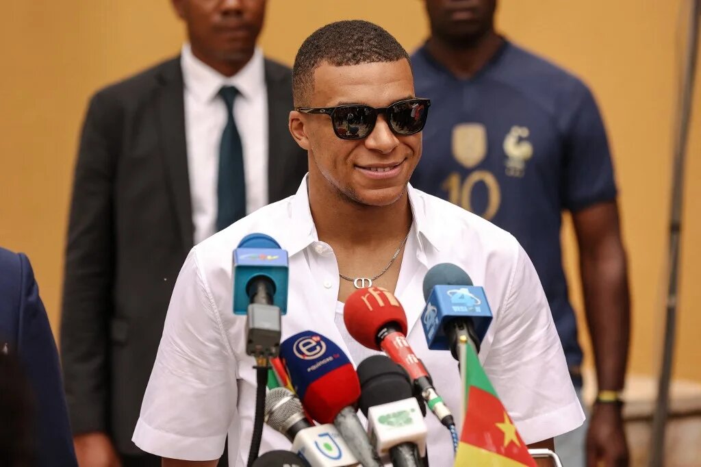 L’attaquant star du Paris Saint-Germain et de l’équipe de France de football, Kylian Mbappé, a visité la semaine dernière au Cameroun une école dont son association finance la rénovation avant de se rendre au village de son père Wilfrid (AFP/Daniel Beloumou)