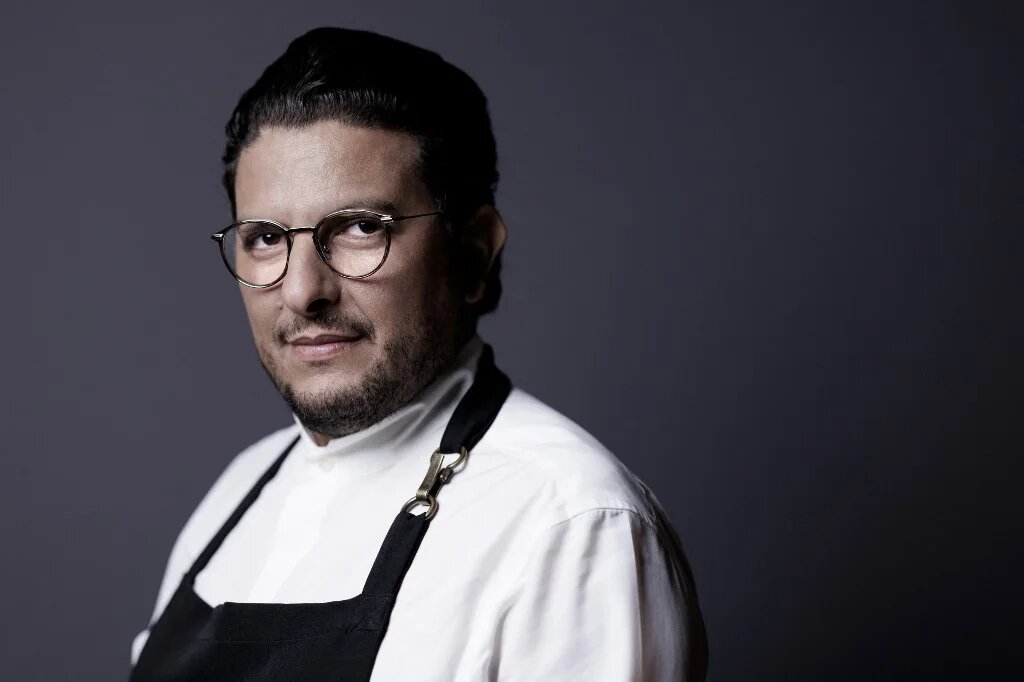 Le chef français Akrame Benallal dans son restaurant Akrame à Paris, le 8 septembre 2023 (AFP/Joël Saget)
