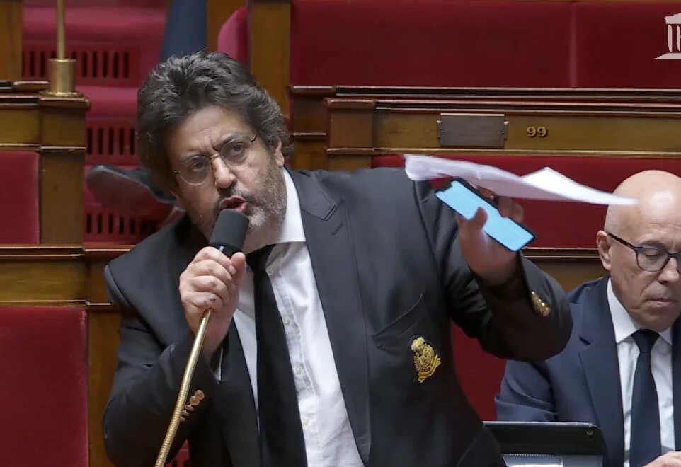 « L’État d’Israël est un minuscule État qui fait 24 000 km2, deux départements français ; ce qu’on appelle les territoires contestés, c’est 5 000 km2, la bande de Gaza, c’est à peine… invisible sur une carte ; 2 millions de Palestiniens vivent librement en Israël », a déclaré le député Meyer Habib (capture d’écran)