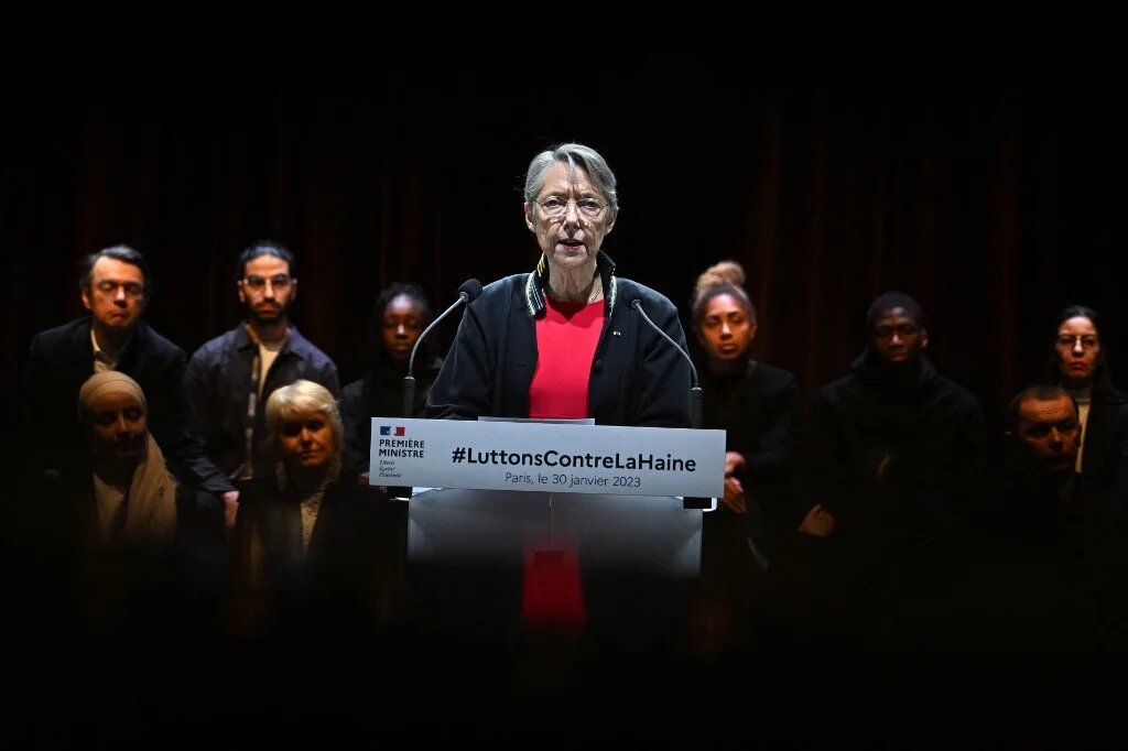 La Première ministre française Elisabeth Borne prend la parole pour présenter le Plan national de lutte contre le racisme, l’antisémitisme et les discriminations, à l’Institut du monde arabe (IMA) à Paris, le 30 janvier 2023 (AFP/Emmanuel Dunand) 