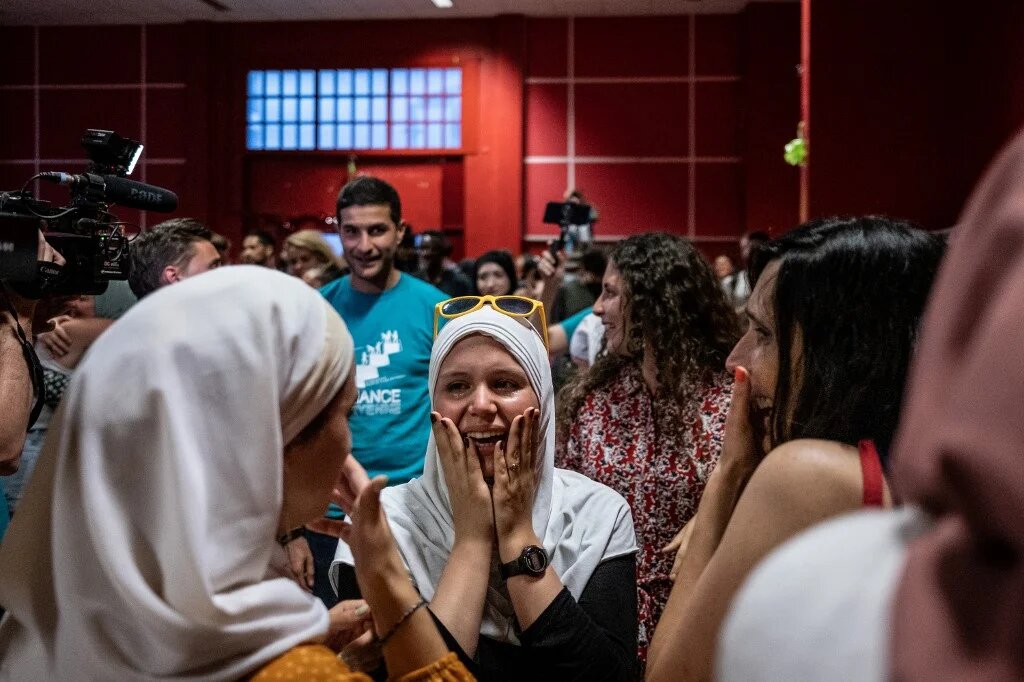 Des membres de l’association Alliance citoyenne célèbrent la décision du conseil municipal de Grenoble d’autoriser le port du « burkini » dans les piscines de la ville, le 16 mai 2022 (AFP/Jeff Pachoud)
