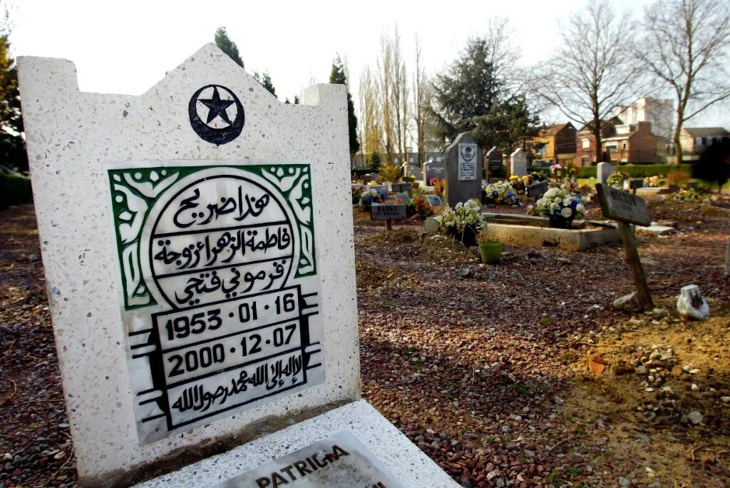 Pour Nada Afiouni, la saisine du Conseil d’État, qui a peu de chance d’aboutir, constitue une occasion pour consolider la législation sur les carrés confessionnels et inciter les maires à en prévoir davantage afin de répondre à la demande croissante de la communauté musulmane (AFP/Philippe Huguen)