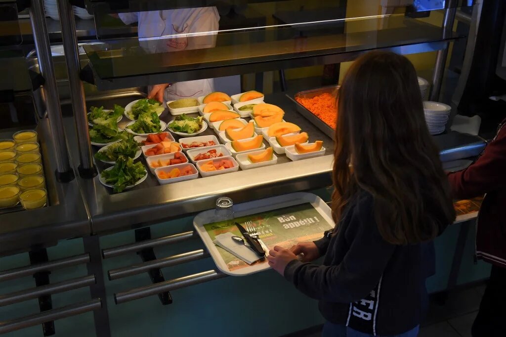 Plusieurs municipalités en France se sont attaquées ces dernières années aux menus de substitution dans leurs restaurants scolaires, plongeant de nombreuses familles dans le désarroi (AFP/Nicolas Tucat)