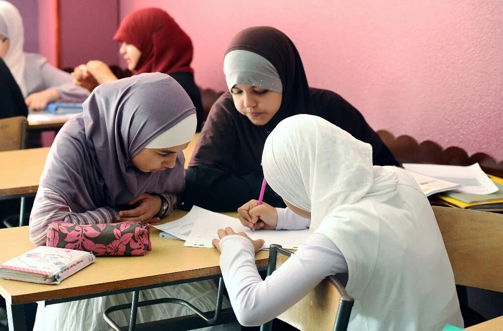 Le port de cette tenue ample chez certains élèves relance le débat en France sur les « signes religieux » à l’école (AFP/Éric Cabanis)  