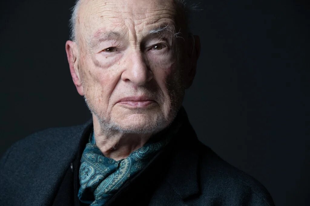 Invité d’honneur de la deuxième édition du Festival du livre africain de Marrakech (FLAM) du 8 au 11 février, le philosophe et sociologue Edgar Morin, 102 ans, a donné son point de vue sur la guerre que mène Israël à Gaza (AFP/Joël Saget)