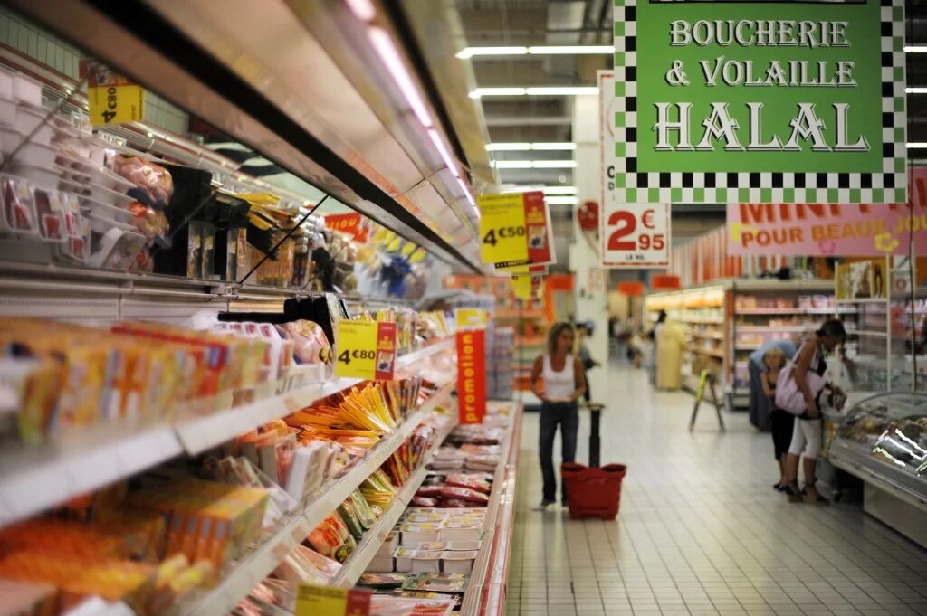 Selon une étude de 2019, le halal représente 0,3 % des produits de grande consommation dans la grande distribution française (AFP/Sébastien Bozon)