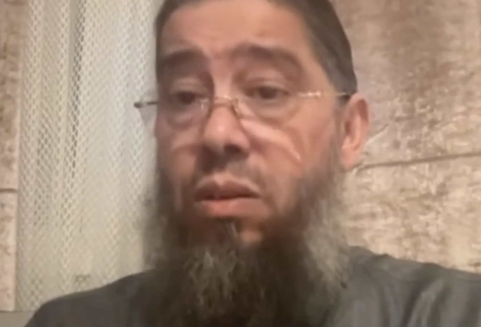 « Au lieu de dire ‘’tous ces drapeaux multicolores ou de différentes couleurs’’, et bien j’ai dit ‘’tous ces drapeaux tricolores’’, mais en aucun cas je ne parlais de la France », s’est défendu l’imam (capture d'écran)