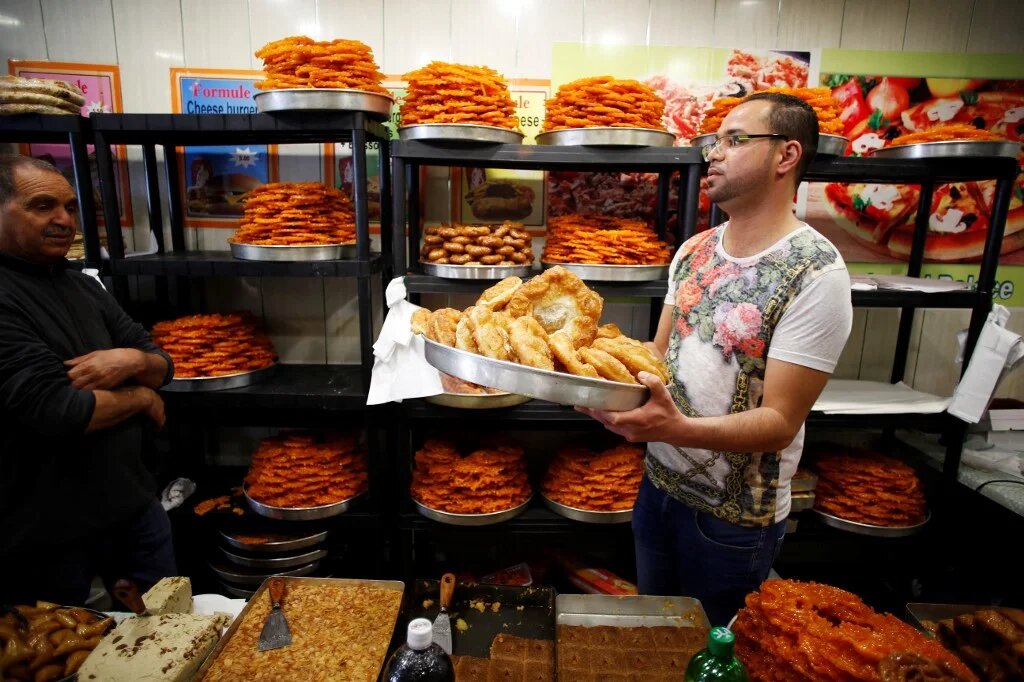 L’engagement dans des actions de solidarité révèle une expérience « horizontale », plus collective du Ramadan, en accord avec la volonté « de donner du sens aux pratiques religieuses », selon la doctorante Sarah Aiter (Charly Triballeau/AFP)