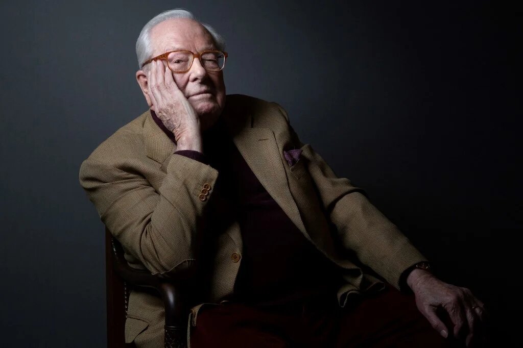 Le fondateur français du parti d’extrême droite, le Front national (aujourd’hui Rassemblement national), Jean-Marie Le Pen, pose lors d’une séance photo le 2 février 2022 à son domicile de Rueil-Malmaison, à l’ouest de Paris (AFP/Joël Saget)