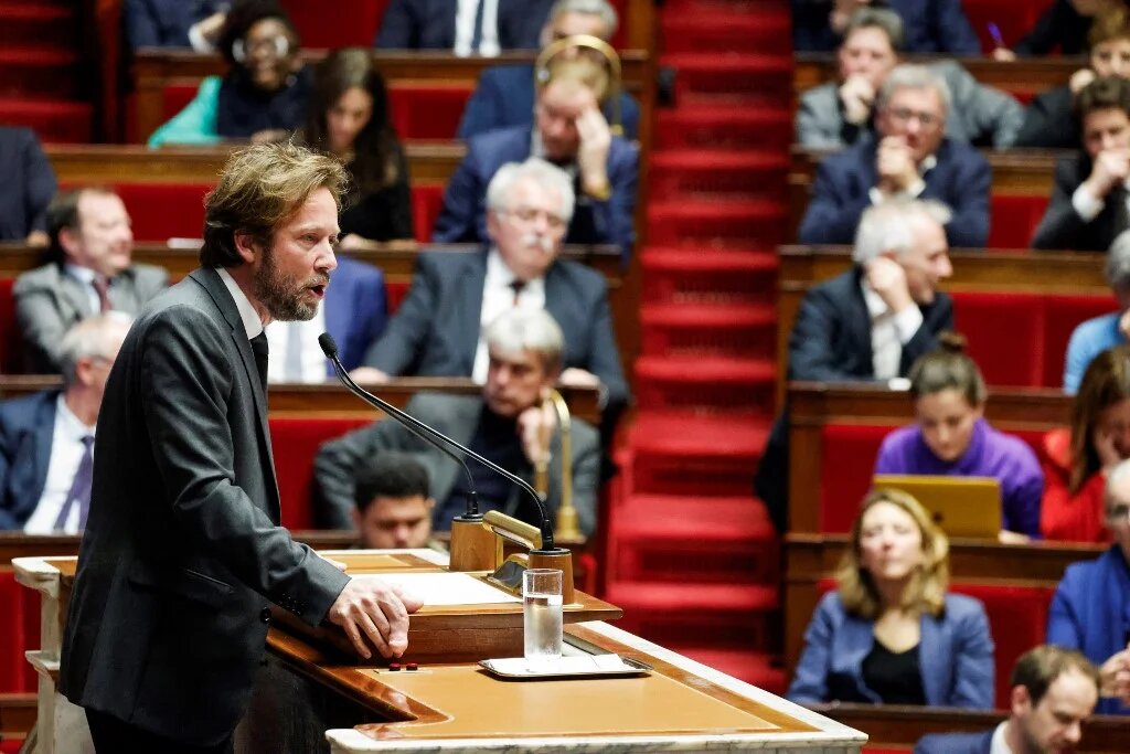 « Qu’est-ce que cette loi, mes chers collègues ? Une mauvaise loi de police des étrangers », a dénoncé hier au Parlement Boris Vallaud, président du groupe socialiste à l’Assemblée nationale. « C’est le programme du Rassemblement national. La Nausée et Les Mains sales. » (AFP/Ludovic Marin)