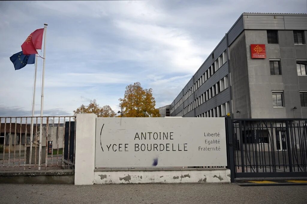 Entrée du lycée Bourdelle à Montauban (sud-ouest de la France). L’établissement fait l’objet d’une « surveillance très attentive » après des atteintes à la laïcité concernant le port de tenues religieuses, qui ont conduit à la protection policière d’un enseignant, a déclaré le ministre de l’Éducation Pap Ndiaye (AFP/Lionel Bonaventure)