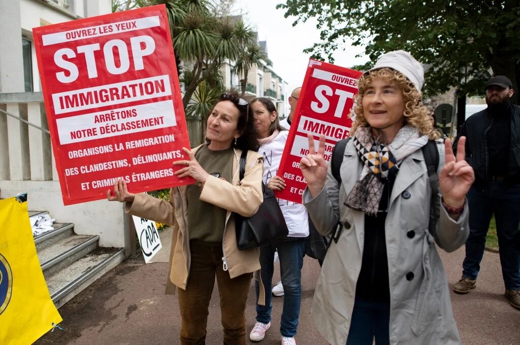 Manifestation contre le projet de nouveau centre d’accueil pour réfugiés devant la mairie de Saint-Brévin-les-Pins, dans l’ouest de la France, le 29 avril 2023 (AFP/Fred Tanneau) 