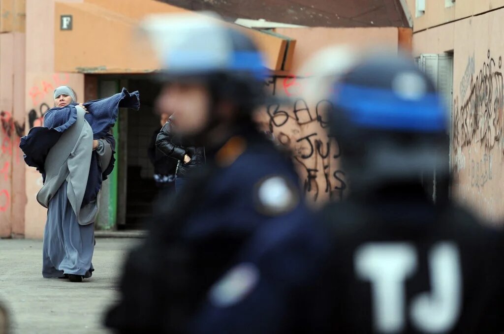 « L’idée de l’ensauvagement, telle qu’utilisée par l’extrême droite et d’autres comme [le président] Emmanuel Macron, suppose une scission entre une France saine et les barbares des quartiers populaires qui pourraient « contaminer » cette France pure » –Louisa Yousfi (AFP-Gérard Julien)