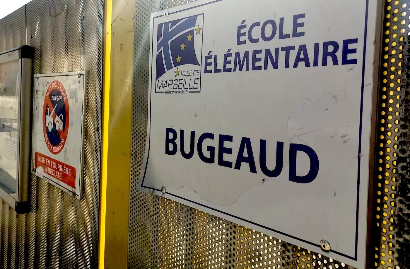 Ailleurs en France, beaucoup de municipalités, de conseils départementaux et régionaux (qui détiennent légalement le pouvoir de nommer les voies et les établissements scolaires publics) hésitent aussi à se débarrasser d’odonymes controversés (Twitter)
