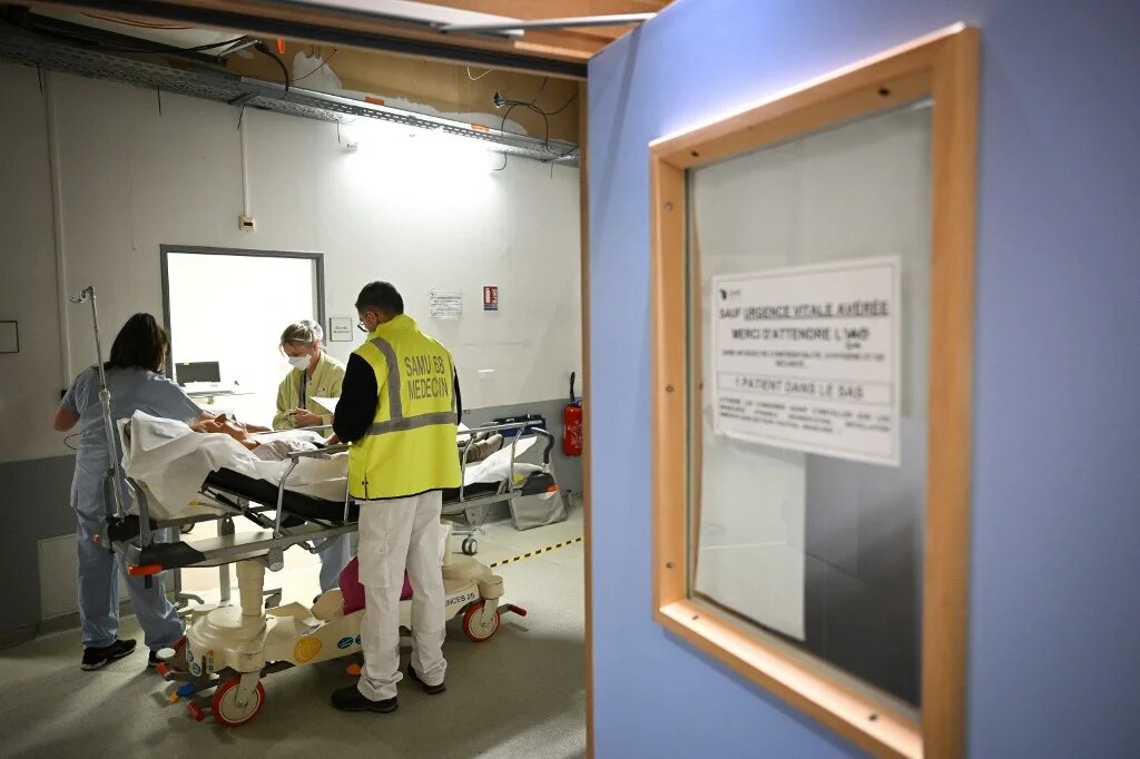 Les hommes sont pris plus au sérieux (à 62 % des cas) que les femmes (49 %), et le cas est jugé moins grave quand la personne est noire : 47 % des patients noirs ont été jugés en urgence vitale contre 58 % pour les patients blancs (AFP/Sébastien Bozon)