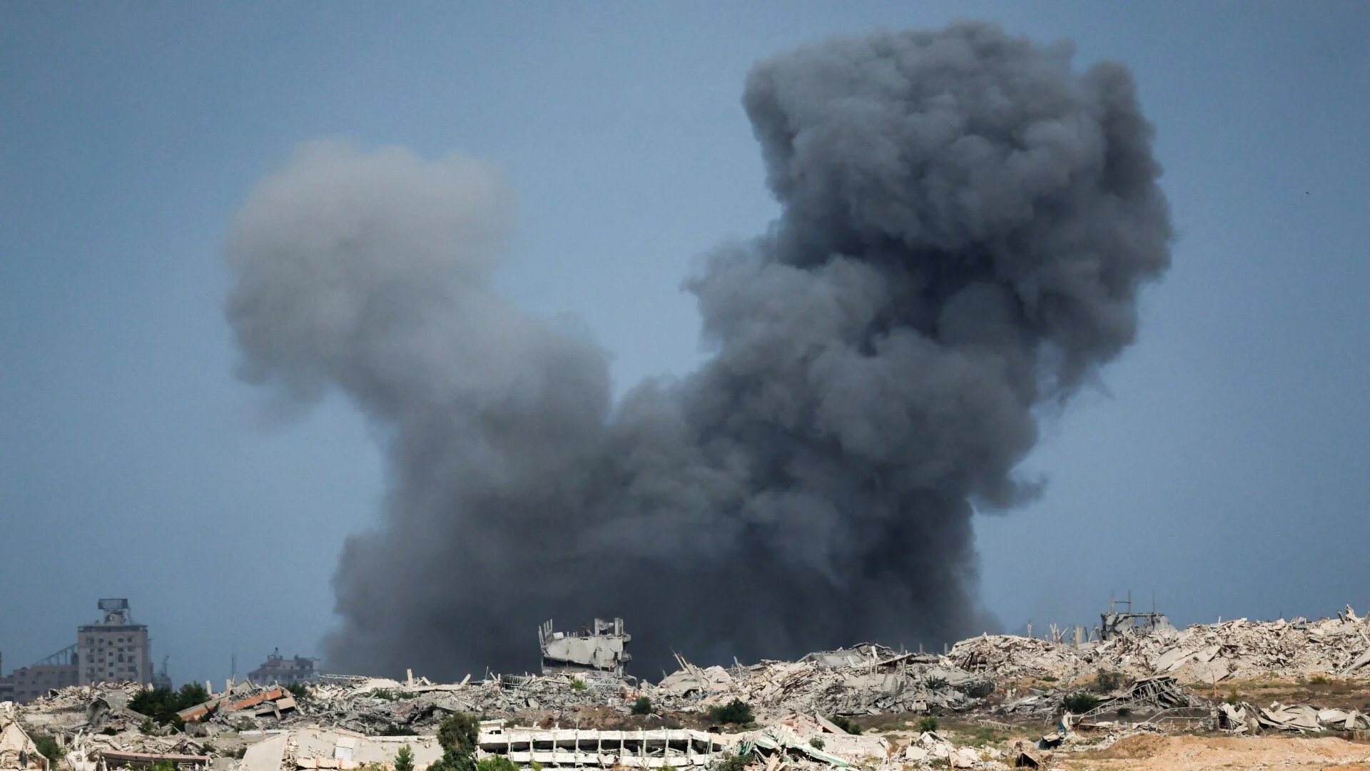 Smoke rises from Gaza after US President Donald Trump announced that Israel and Hamas agreed on the first phase of a Gaza ceasefire, 9 October 2025 (Reuters/Ammar Awad)