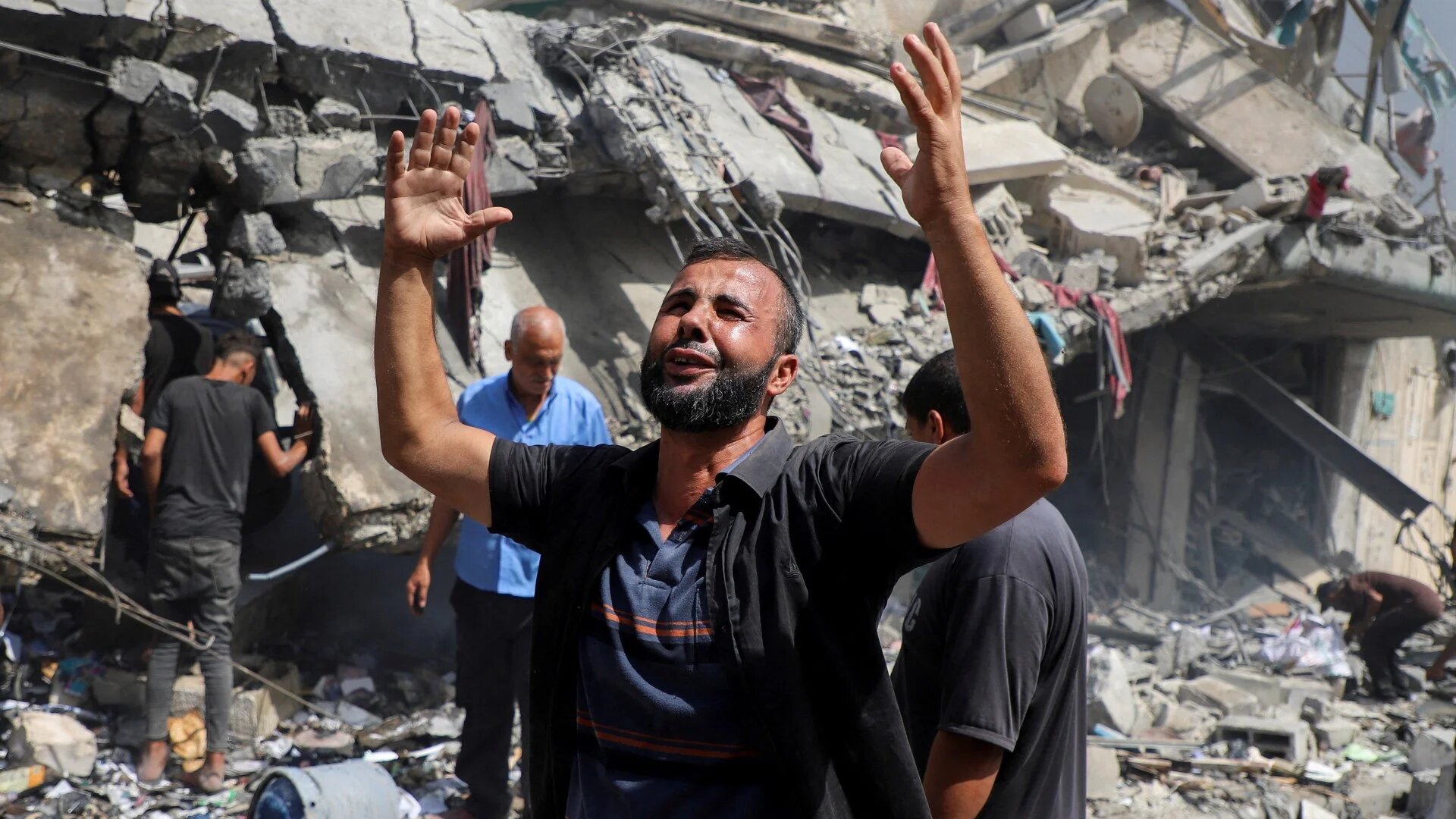Palestinian man Nidal Daloul reacts as people try to rescue his daughter, Noor, after Israeli strikes on residential buildings in Gaza City 22 September 2025 (Reuters/Ebrahim Hajjaj)